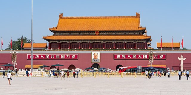 A Tienanmen téri kapu bejárata Mao Ce-tung arcképével. (Forrás: Wikipédia)