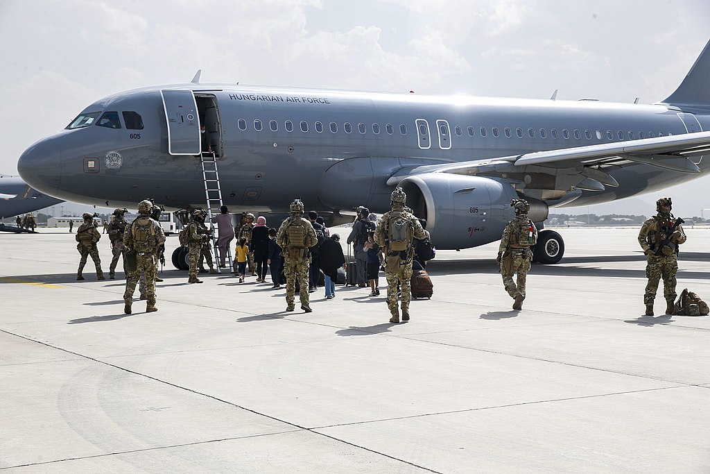 Magyar katonák felügyelik afgán civilek evakuálását a Kabuli Repülőtéren 2021-ben. (Forrás: Wikipédia/Amerikai haditengerészet/ Nicholas Guevara őrvezető fotója)