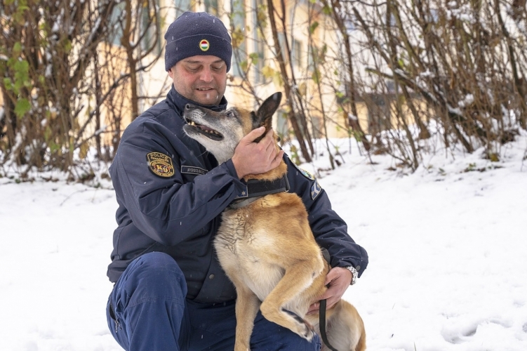 Tina és gazdája. Forrás: Police.hu