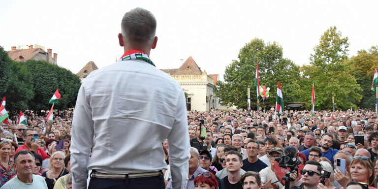 Vezet a Tisza Párt, Orbán-álarcban botladozott egy képviselő  – híradó