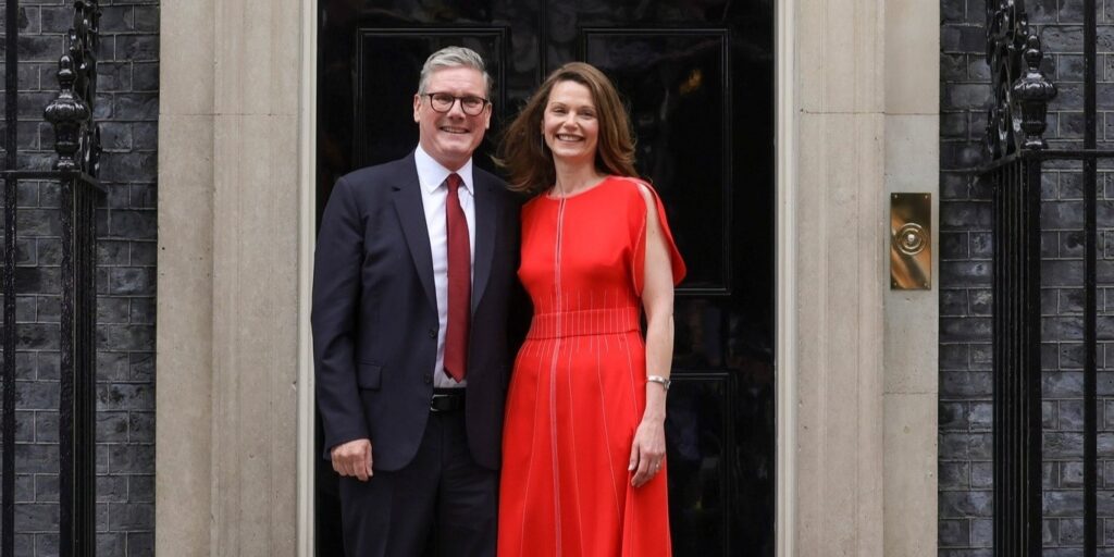 Keir Starmer és felesége a az Egyesült Királyság kormányának székhelye, a Downing street 10 előtt (Facebook)