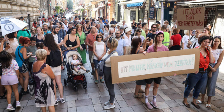 A tanárok sem mobilozhatnak kedvükre, iskolabezárások ellen tüntettek szülők – híradó