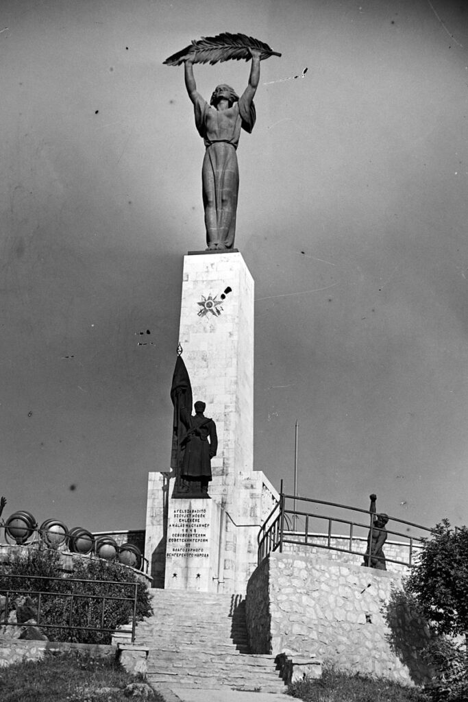 Az eredeti Szabadság-szobor 1950-ben. Forrás: Fortepan — ID 5704