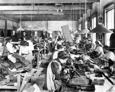 Egy amerikai sweatshop az 1890-es években. Forrás: Wikipédia