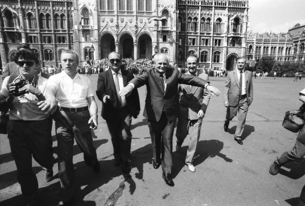 Göncz Árpád a megválasztása után 1990. augusztus 3-án. Fotó: Fortepan/ Szigetváry Zsolt